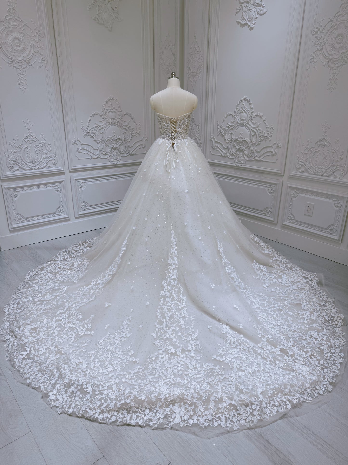 Stock clearance! Bridal size 6! Strapless ivory 3D floral Aline style fairy wedding dress