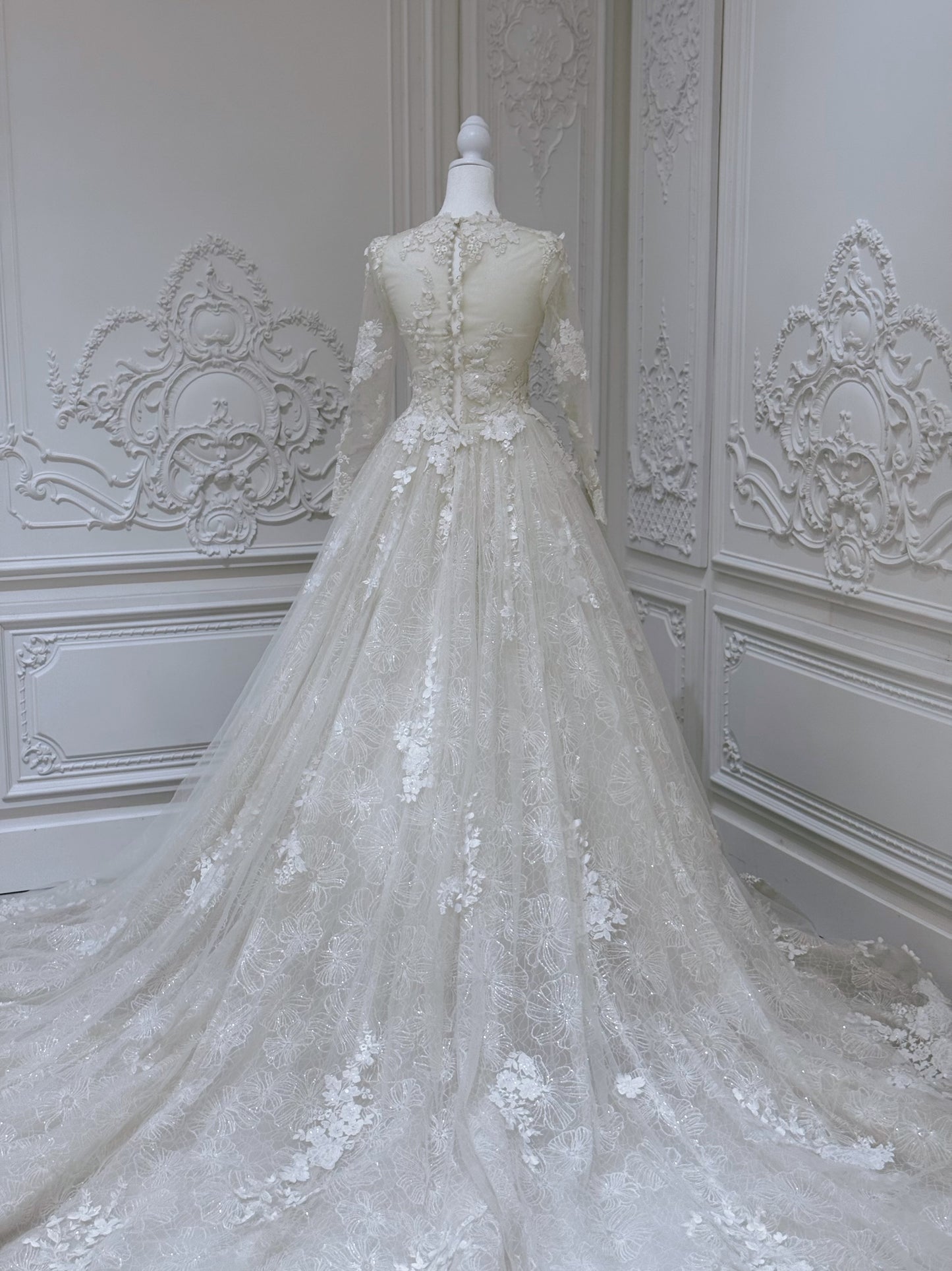 Stock clearance floor sample! Size 2. Ivory long sleeve lace Aline wedding dress