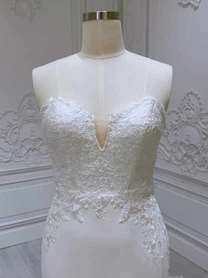 Stock clearance! White Strapless with V-neck crepe fabric with lace embroidered mermaid wedding dress