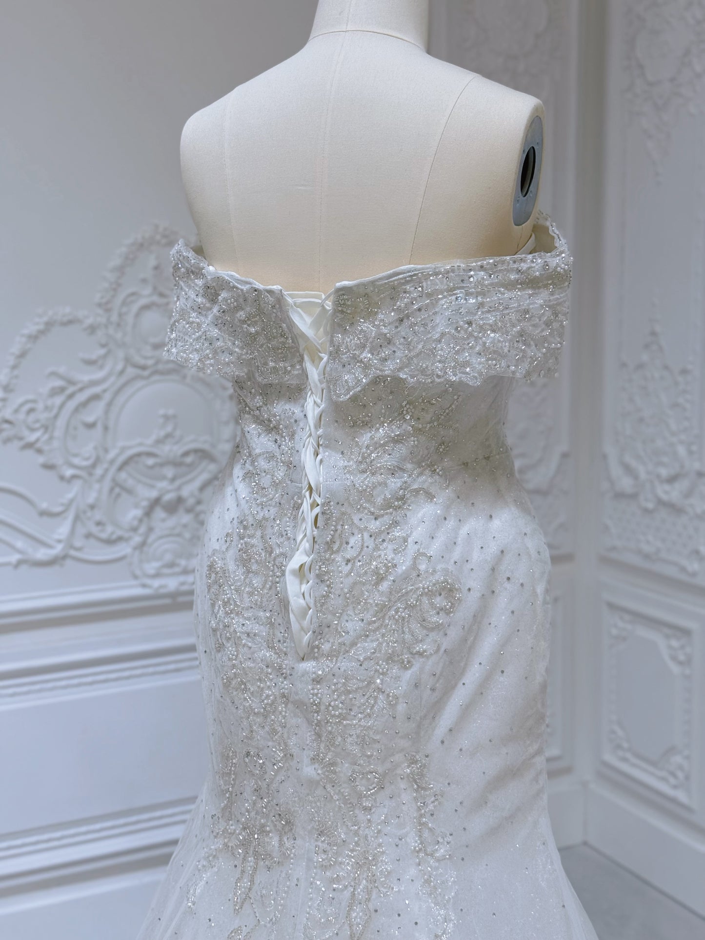 Stock clearance! Bridal size 16. Off white feather with beading lace bling mermaid wedding dress