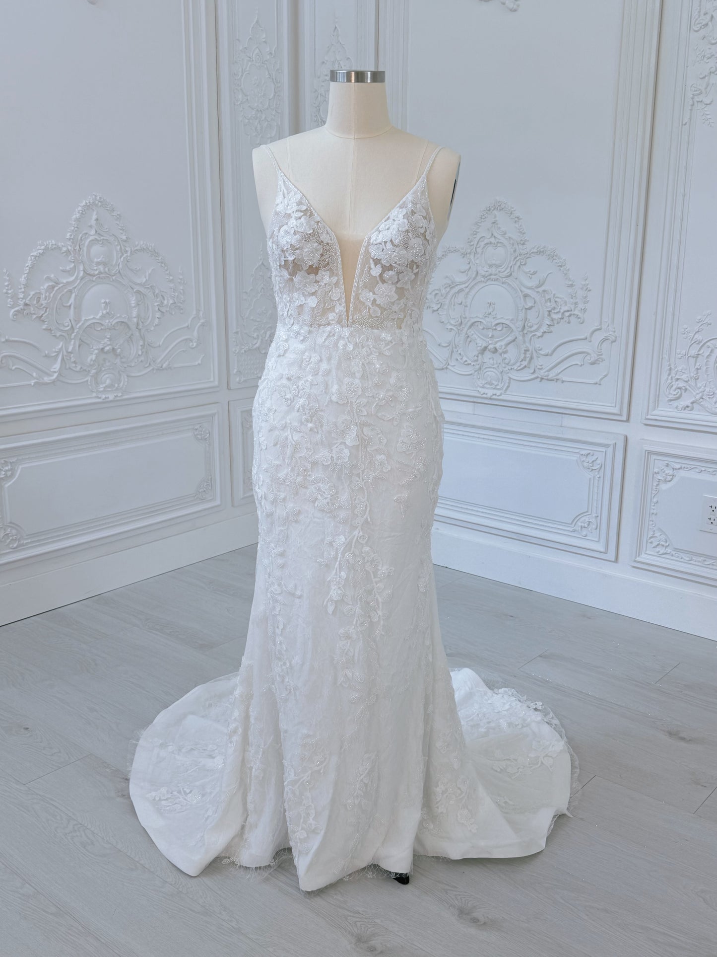 Stock clearance! Bridal size 12! White beading lace spaghetti strap with V-neck and V-back white trumpet style wedding dress