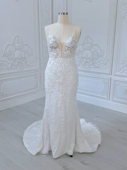 Stock clearance! Bridal size 12! White beading lace spaghetti strap with V-neck and V-back white trumpet style wedding dress