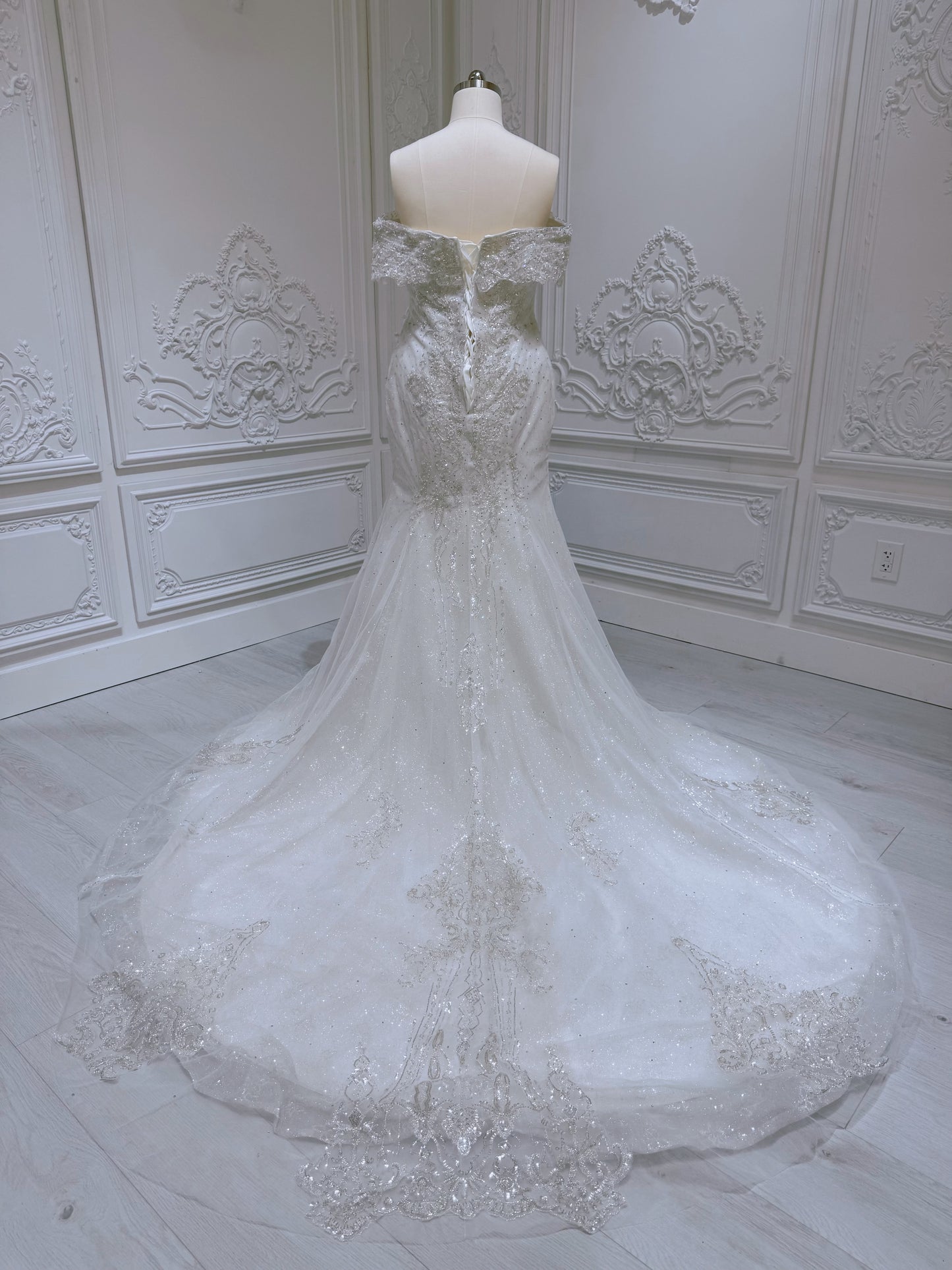 Stock clearance! Bridal size 16. Off white feather with beading lace bling mermaid wedding dress