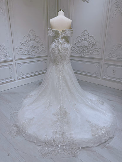 Stock clearance! Bridal size 16. Off white feather with beading lace bling mermaid wedding dress