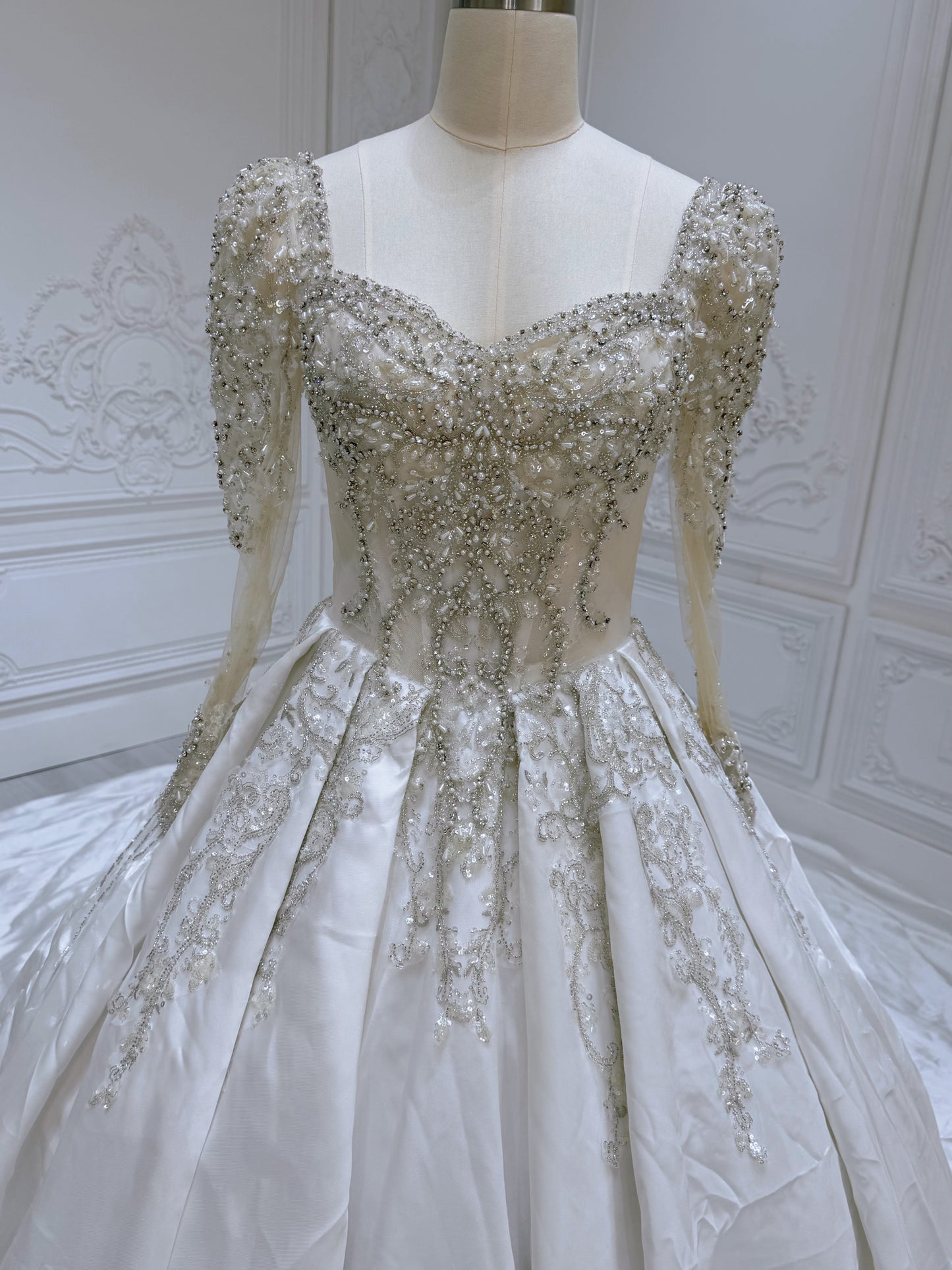 Stock Clearance! Bridal size 6! Beading lace long sleeve satin ballgown wedding dress