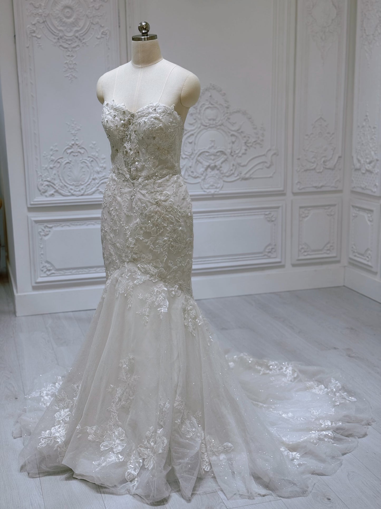 Stock Clearance! Bridal size 8. Off white lace embroidered mermaid wedding dress