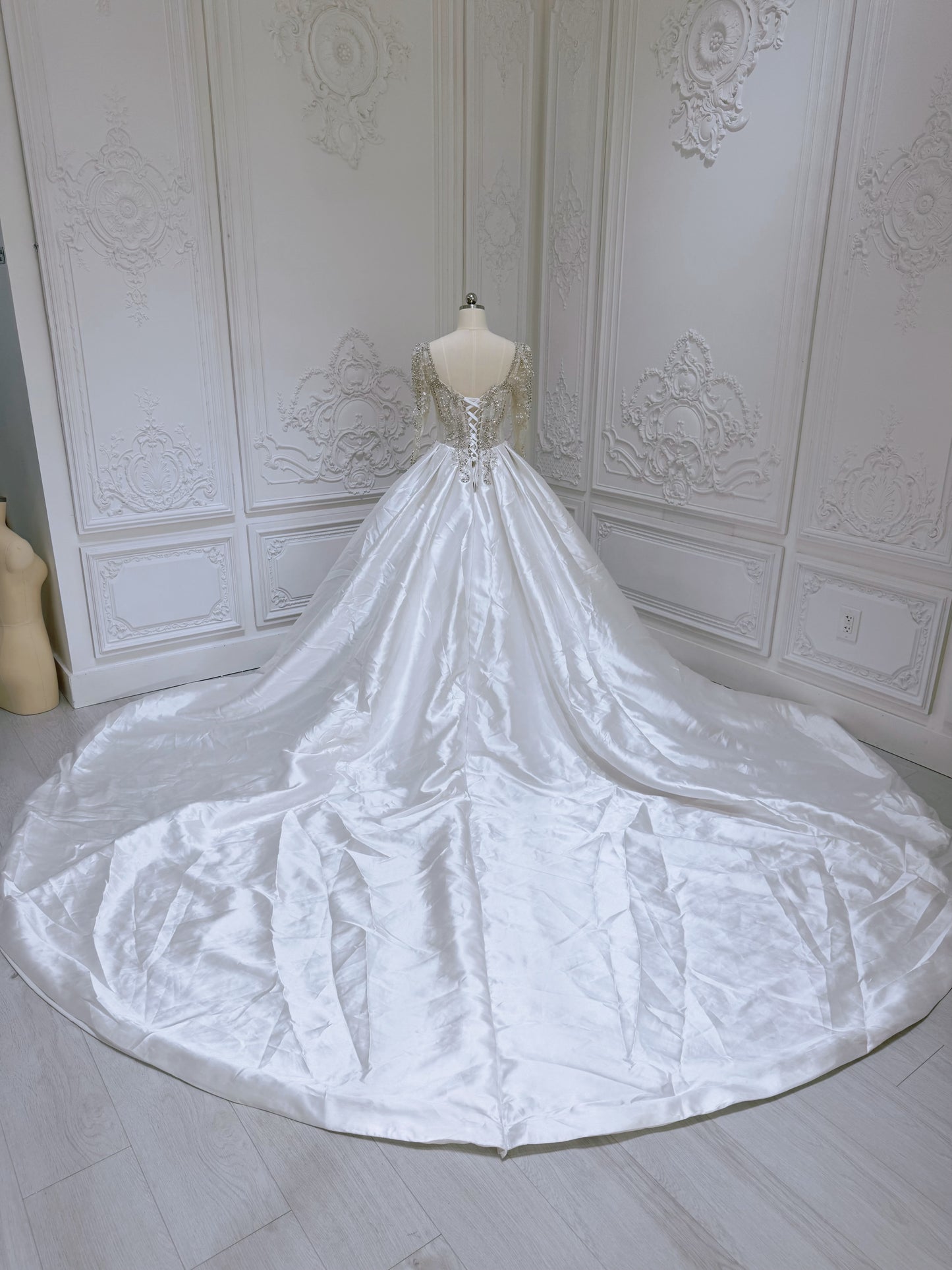 Stock Clearance! Bridal size 6! Beading lace long sleeve satin ballgown wedding dress