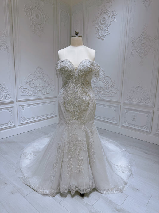 Stock clearance! Bridal size 16. Off white feather with beading lace bling mermaid wedding dress