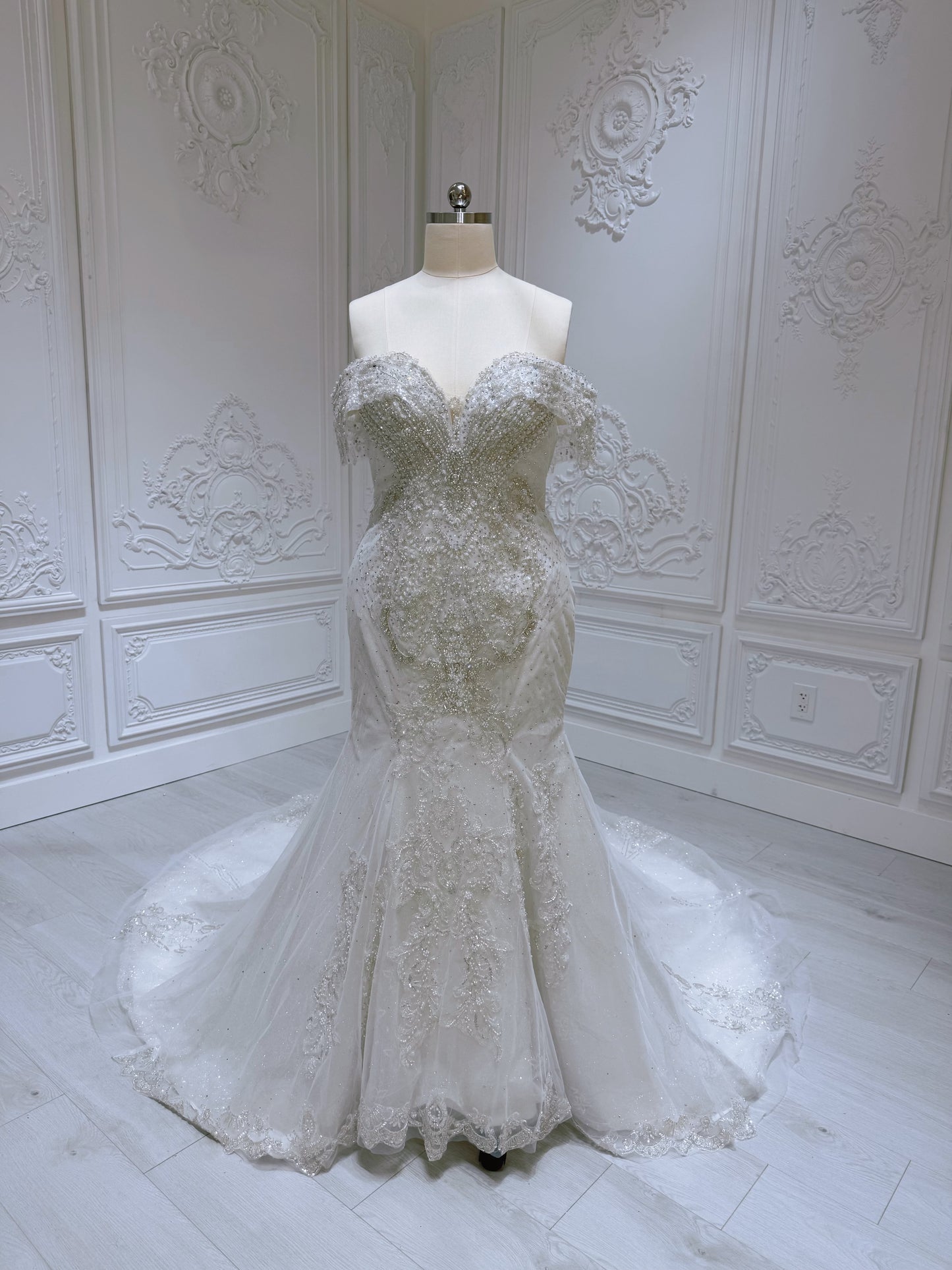 Stock clearance! Bridal size 16. Off white feather with beading lace bling mermaid wedding dress