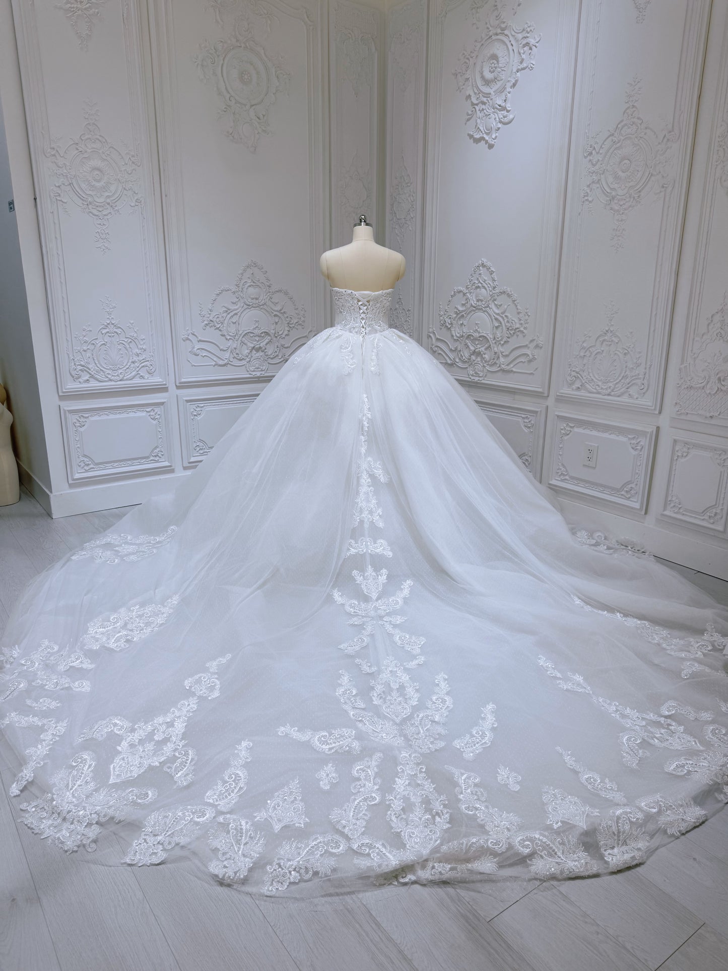 TBC-B032 Stock of off white lace embroidered strapless ballgown royal wedding dress