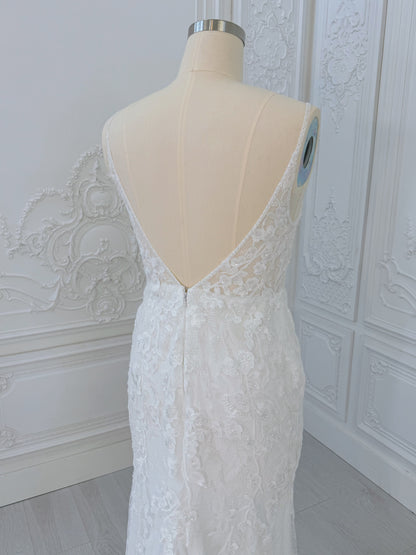 Stock clearance! Bridal size 12! White beading lace spaghetti strap with V-neck and V-back white trumpet style wedding dress