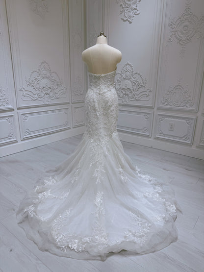 Stock Clearance! Bridal size 8. Off white lace embroidered mermaid wedding dress