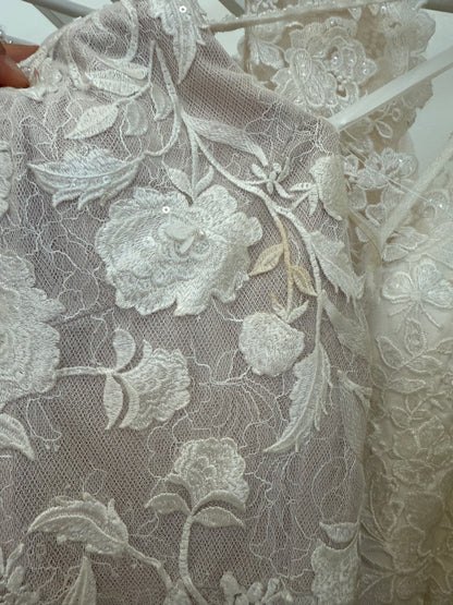 Stock clearance! Bridal size 8. Ivory lace mermaid wedding dress