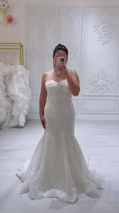 Stock Clearance! Bridal size 8. Off white lace embroidered mermaid wedding dress